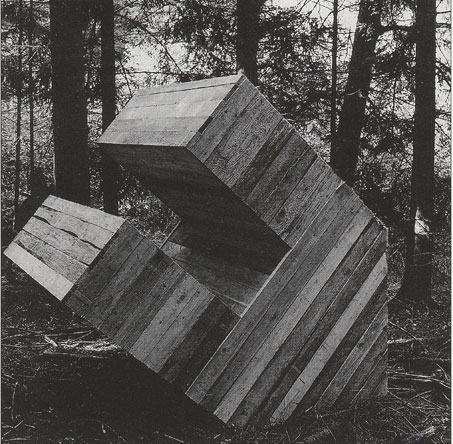 Haus Skulptur im Wald liegend auf Dach