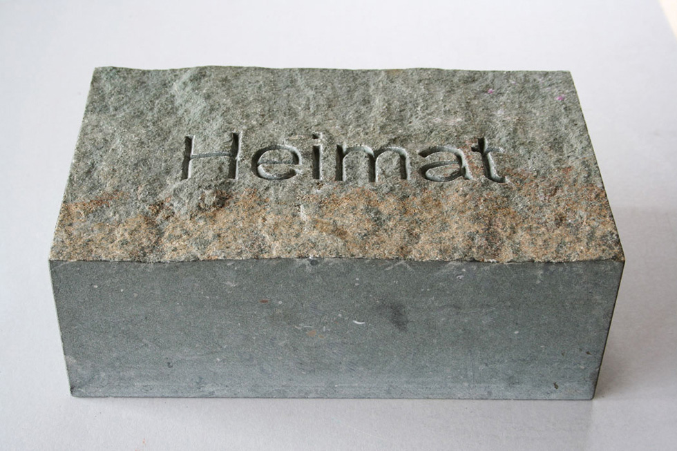 Steinblock mit Inschrift Heimat