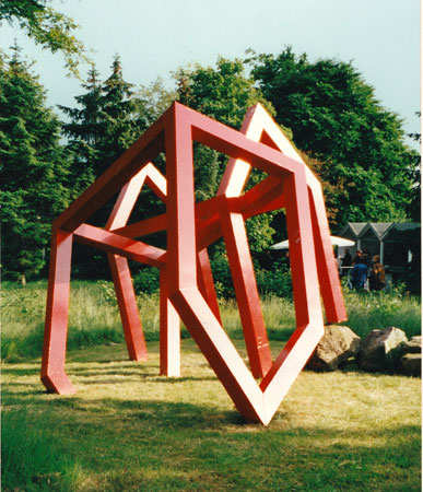 Ansicht der Skulptur mit Findlingen