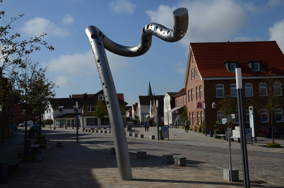 Skulptur Meldorfer Schwung view into city center and cathedral top