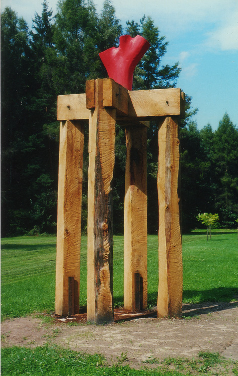 Hohe Eichenholzskulptur mit roter Krone aus Stammverzweigung