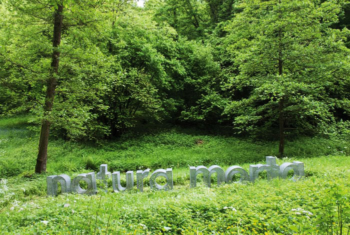 16 Meter Buchstabenskulptur aus Stahllochblech